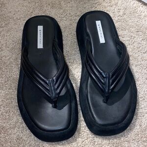 ❤️Gianni Bini Black Leather Platform Flip Flops